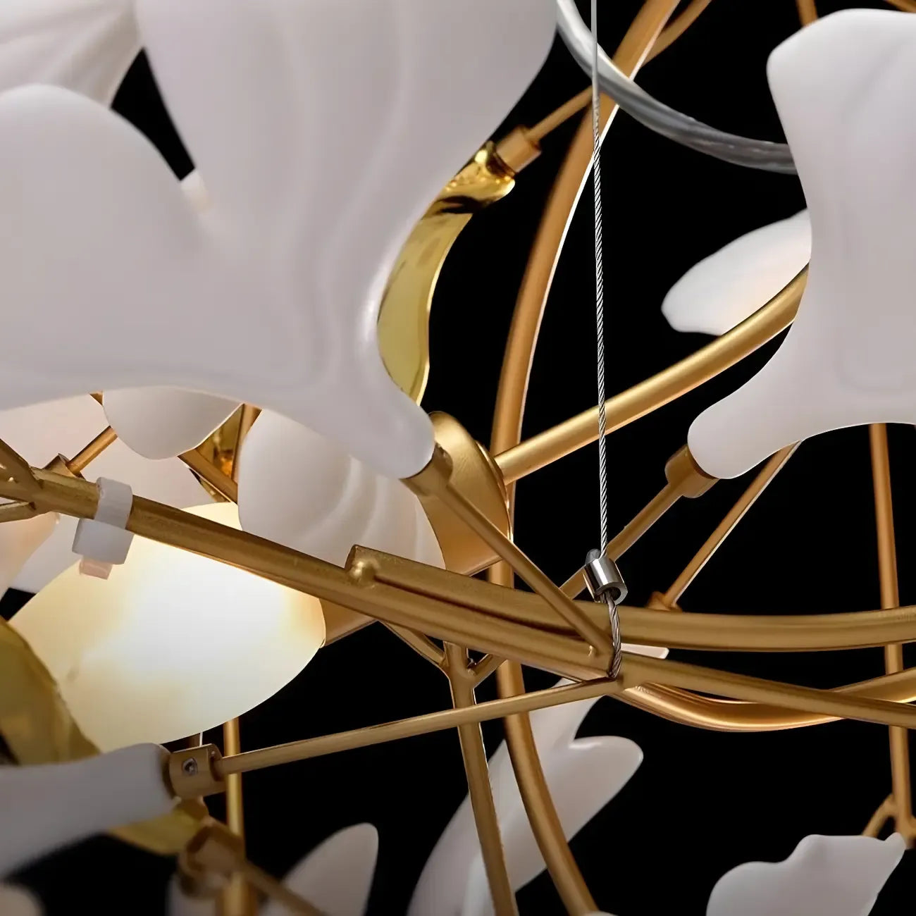 Lustre élégant en céramique en forme de feuille, orné d'une spirale dorée, pour escalier.