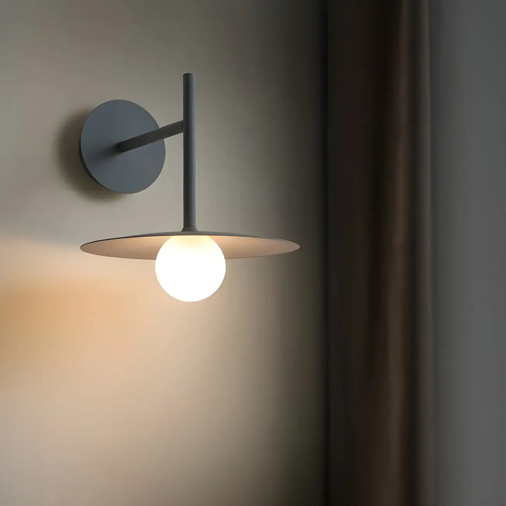 Applique murale industrielle en verre dépoli et métal noir