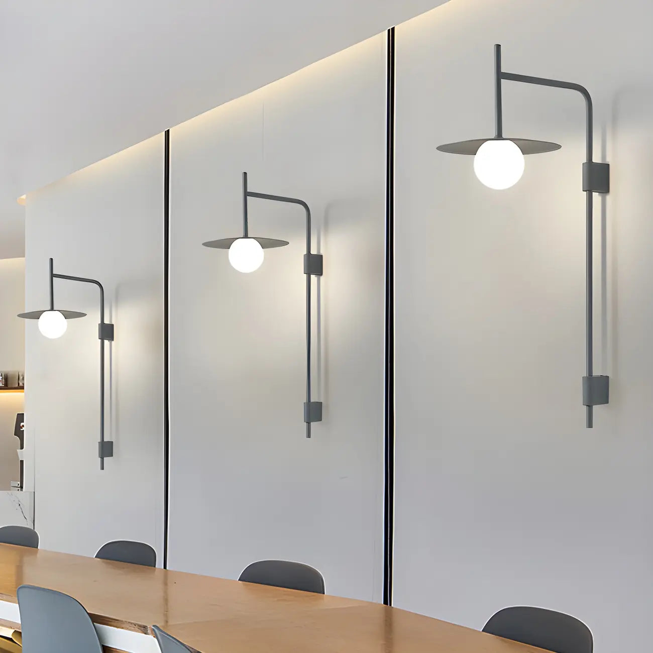 Applique murale industrielle en verre dépoli et métal noir