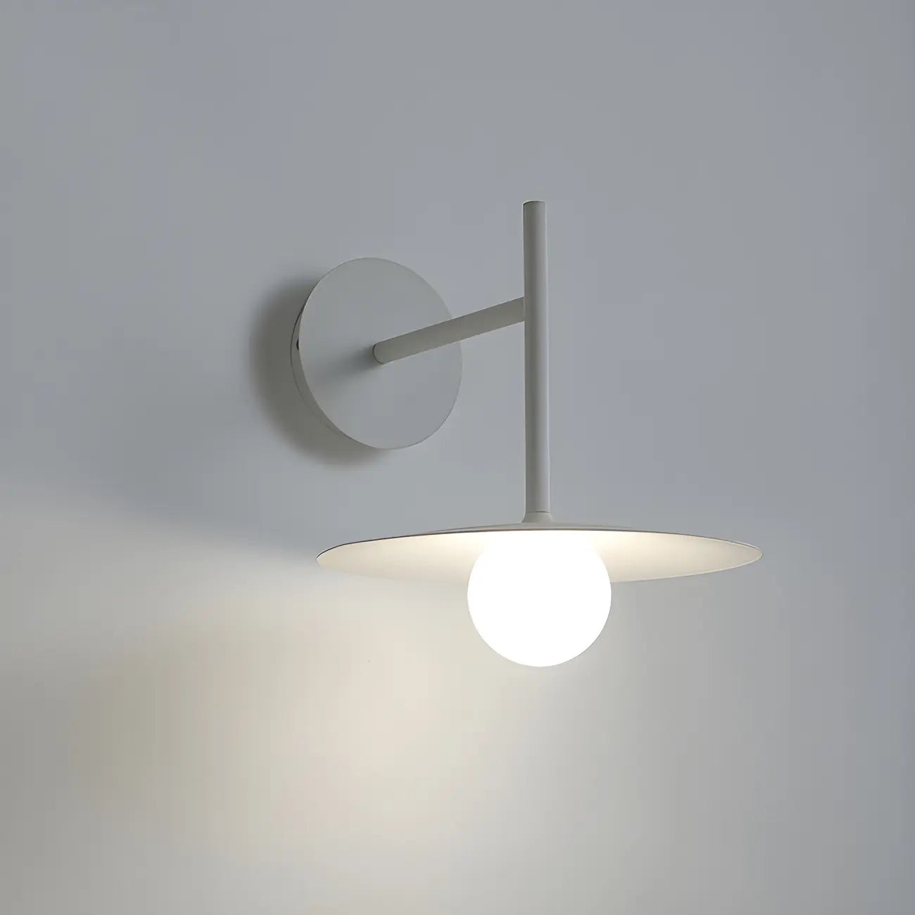 Applique murale industrielle en verre dépoli et métal noir