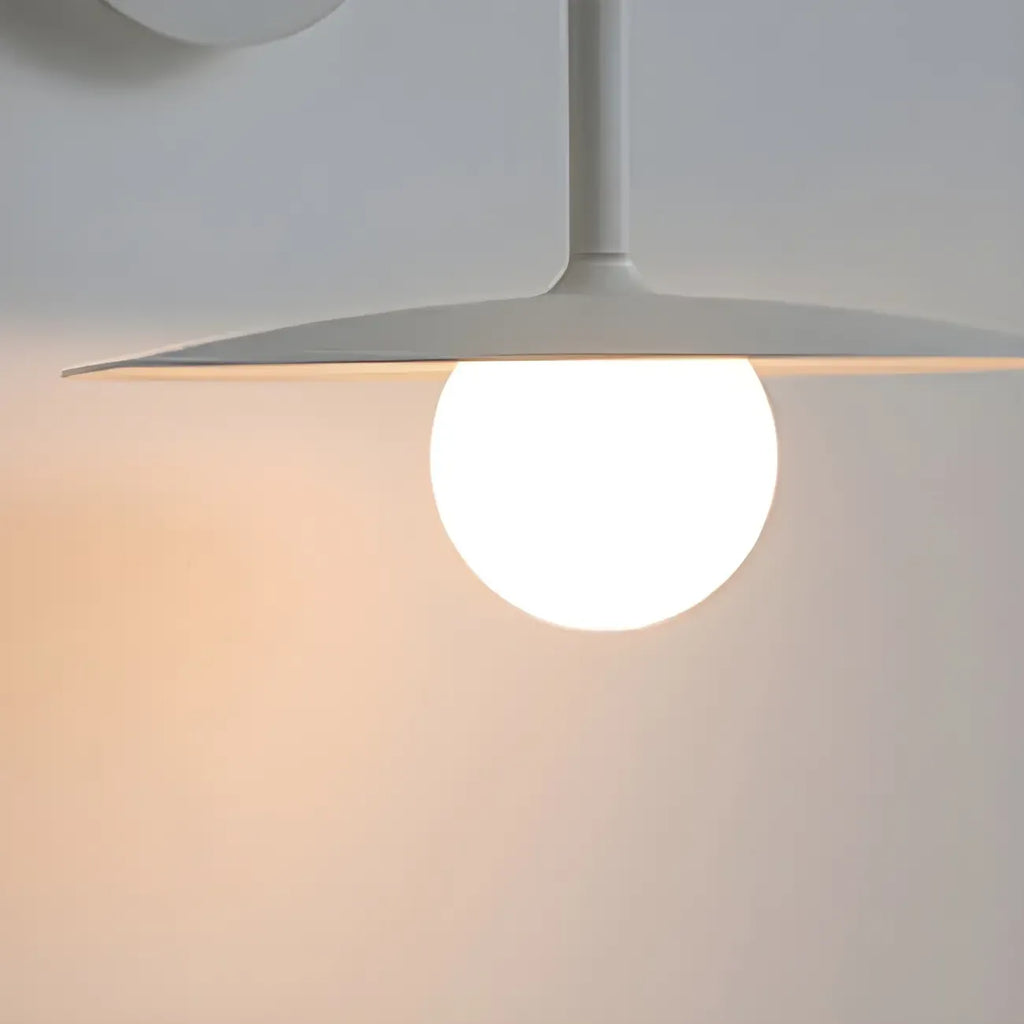 Applique murale industrielle en verre dépoli et métal noir