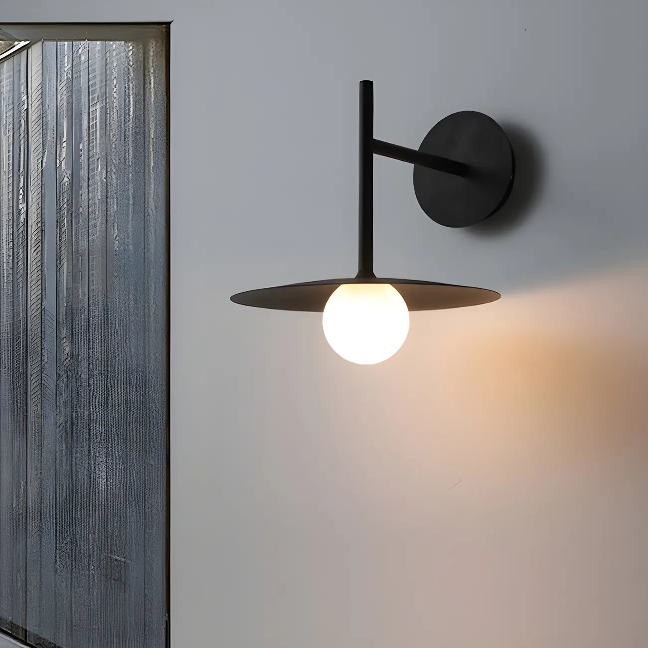 Applique murale industrielle en verre dépoli et métal noir