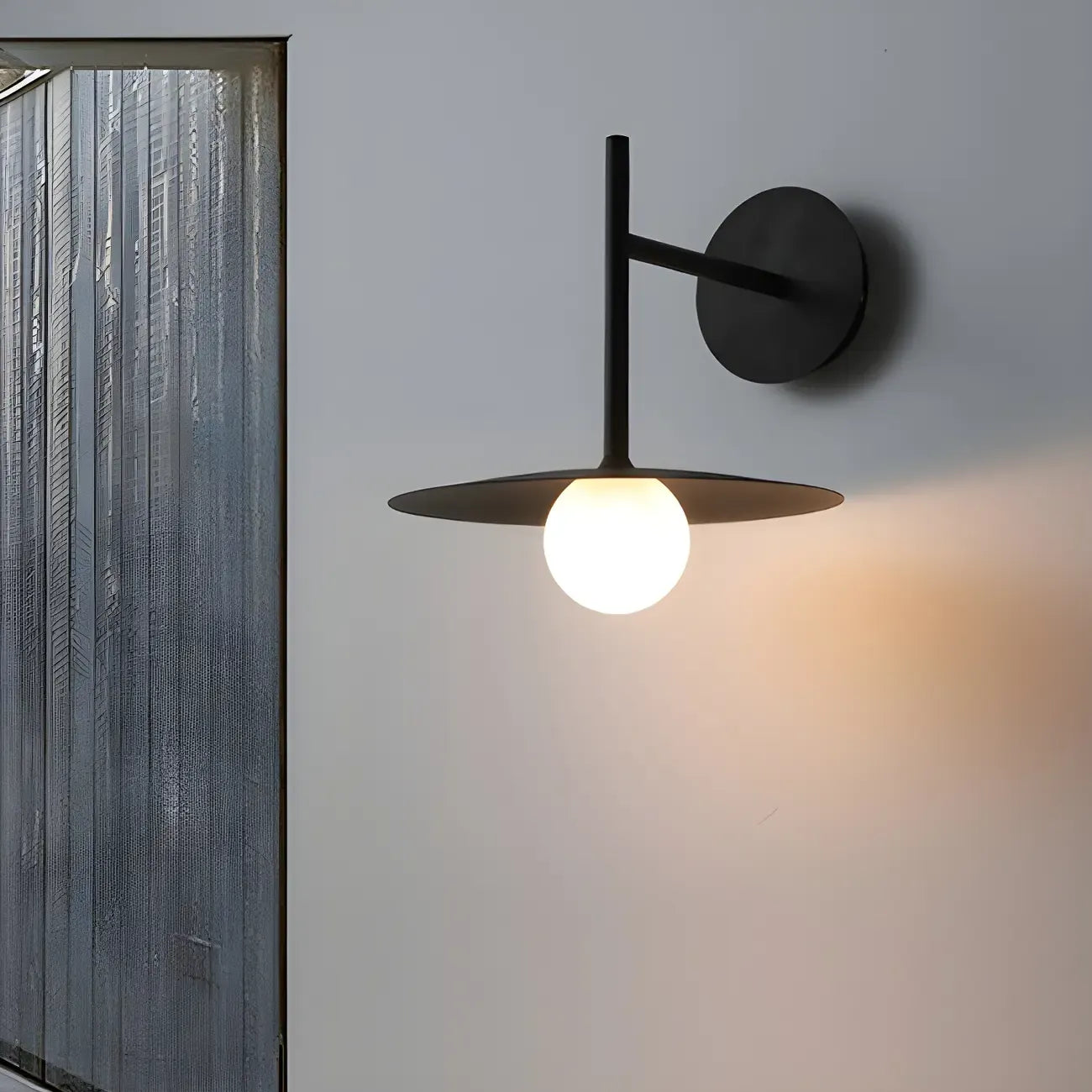 Applique murale industrielle en verre dépoli et métal noir