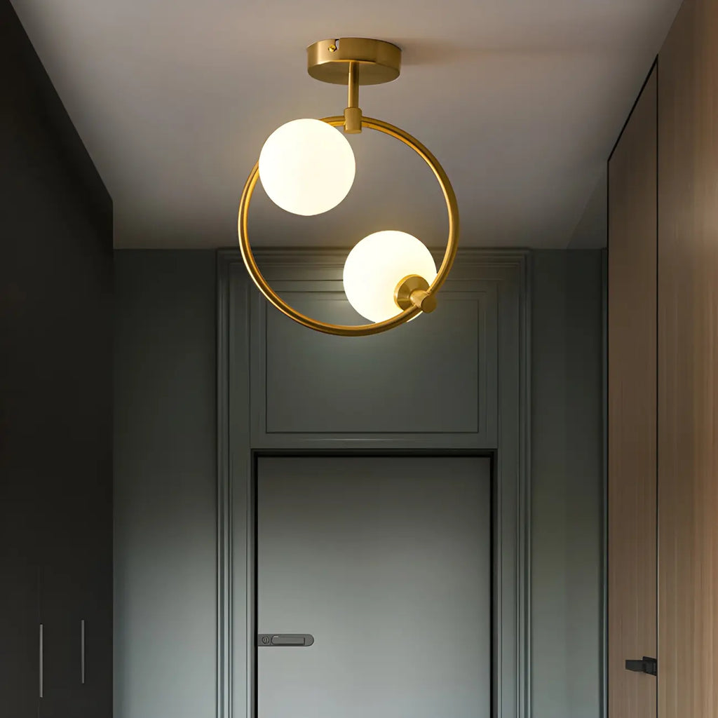 Plafonnier semi-encastré moderne en verre, métal doré et globe.