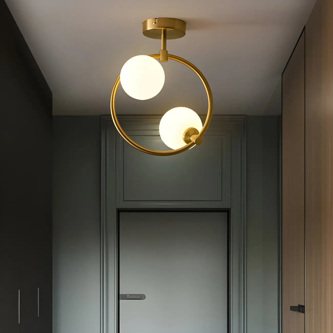 Plafonnier semi-encastré moderne en verre, métal doré et globe.