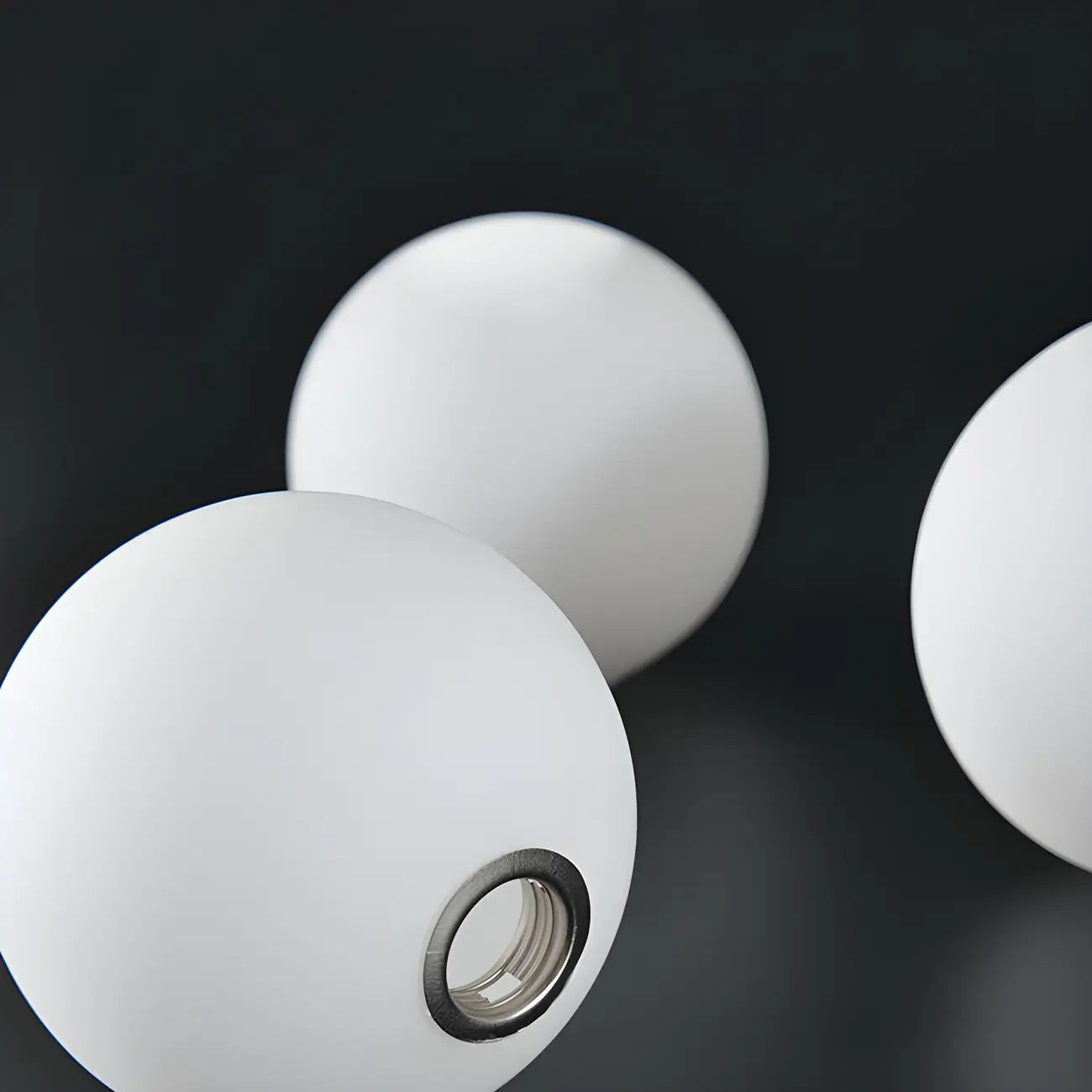 Plafonnier semi-encastré moderne en verre, métal doré et globe.