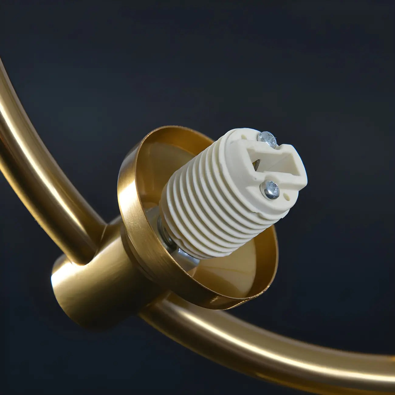 Plafonnier semi-encastré moderne en verre, métal doré et globe.