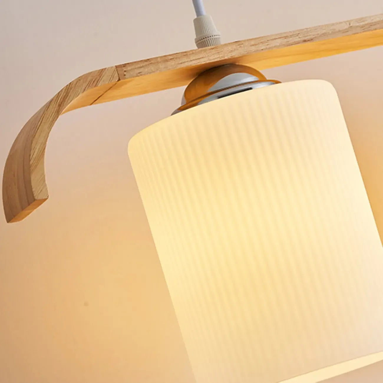 Suspension rustique cylindrique en verre et bois pour îlot de cuisine