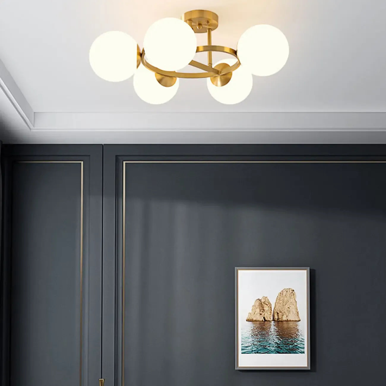 Plafonnier semi-encastré moderne en verre et globe doré à boucle