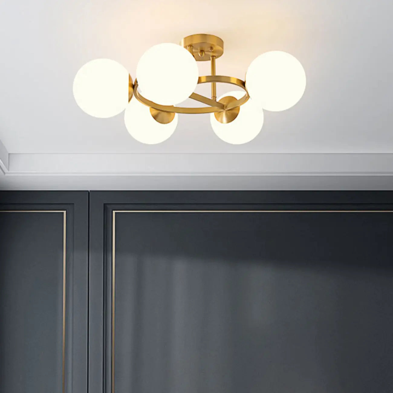 Plafonnier semi-encastré moderne en verre et globe doré à boucle