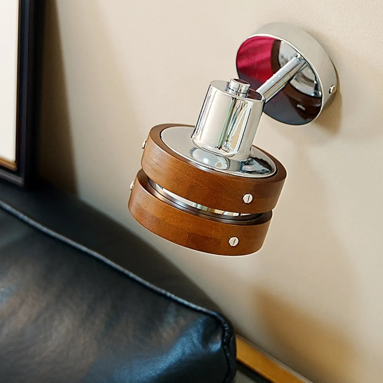 Applique murale contemporaine en noyer chromé