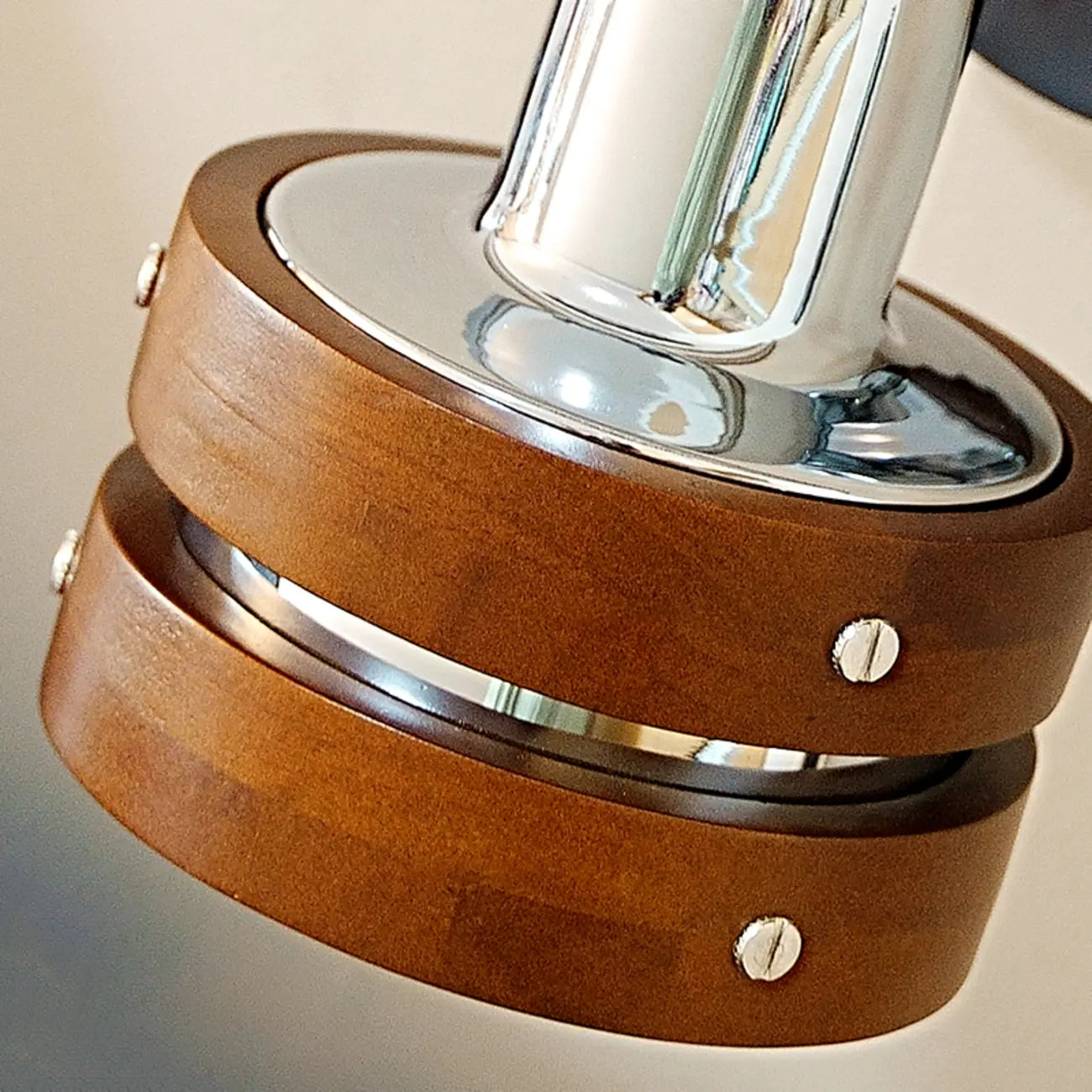 Applique murale contemporaine en noyer chromé