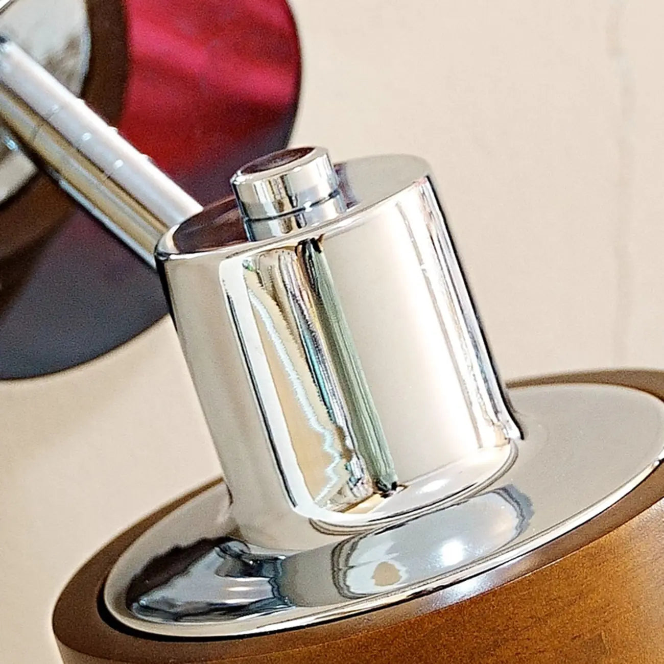 Applique murale contemporaine en noyer chromé