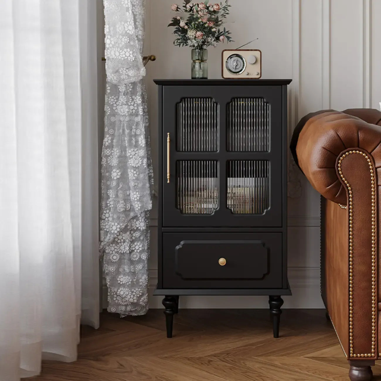 Armoire de rangement classique en bois noir côtelé et verre nervuré