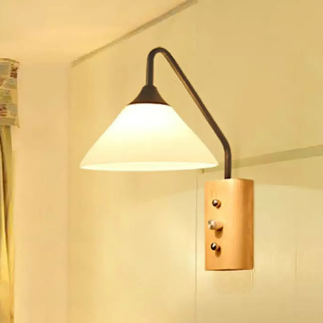 Applique murale moderne en alliage avec abat-jour géométrique pour chambre à coucher