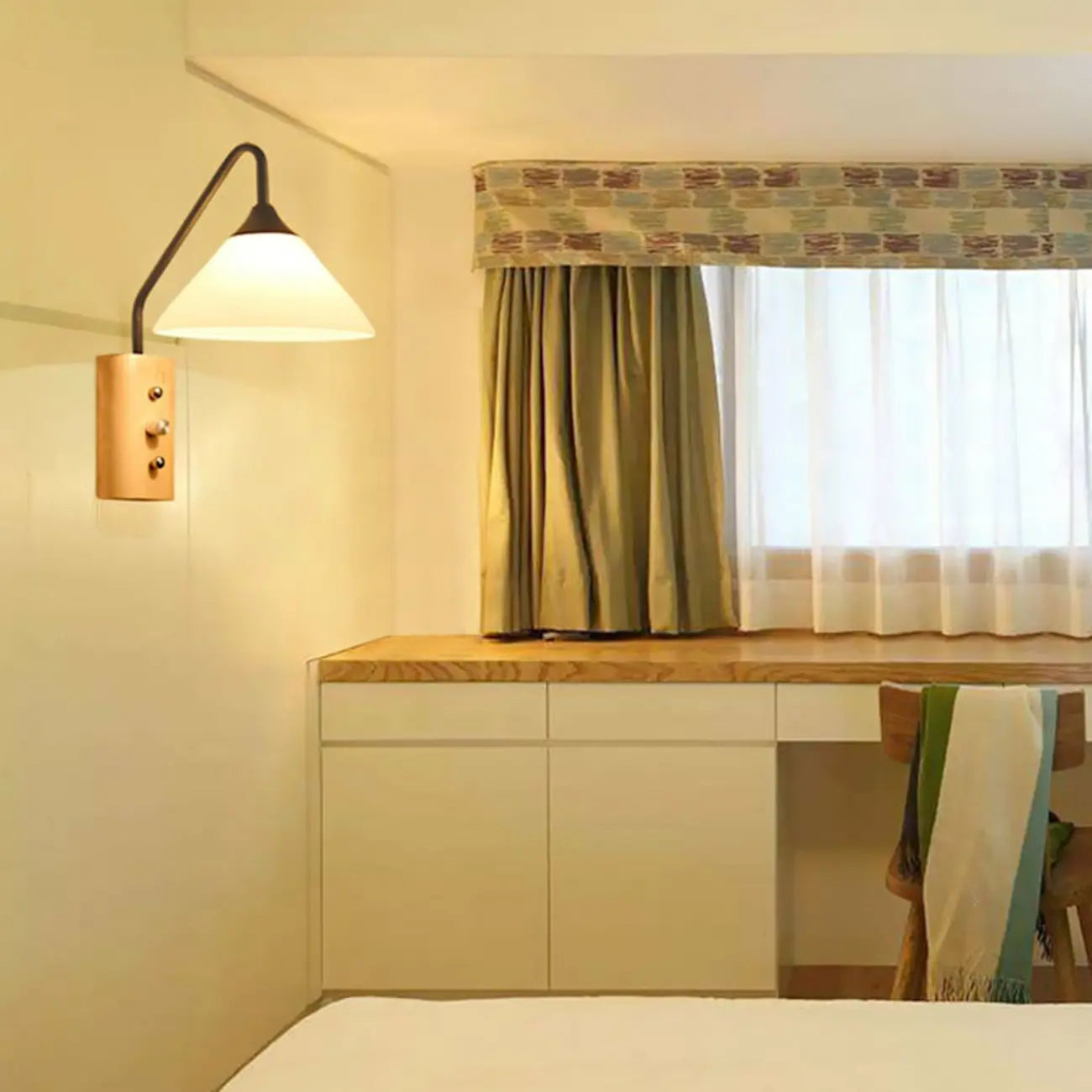 Applique murale moderne en alliage avec abat-jour géométrique pour chambre à coucher