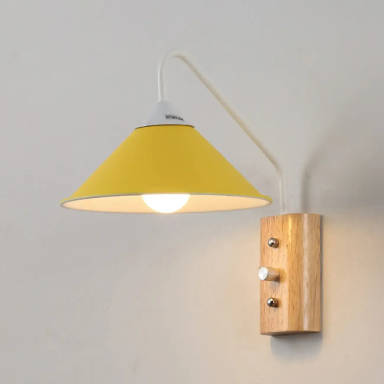 Applique murale moderne en alliage avec abat-jour géométrique pour chambre à coucher