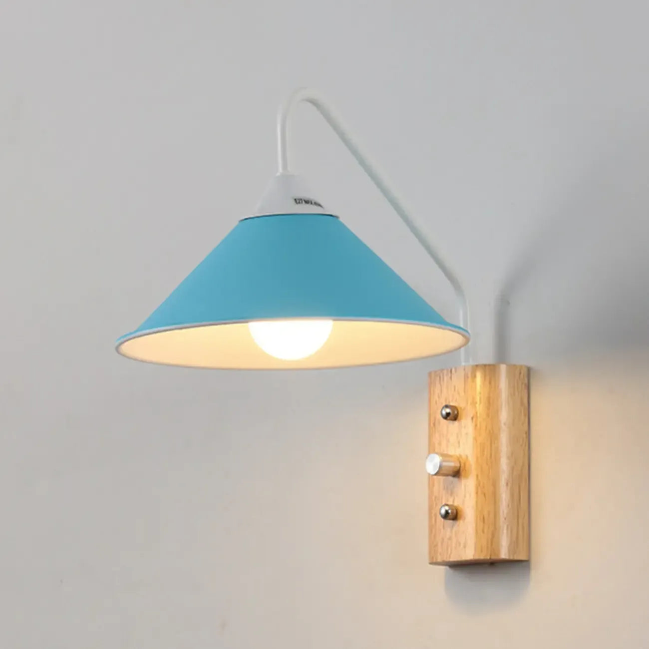 Applique murale moderne en alliage avec abat-jour géométrique pour chambre à coucher