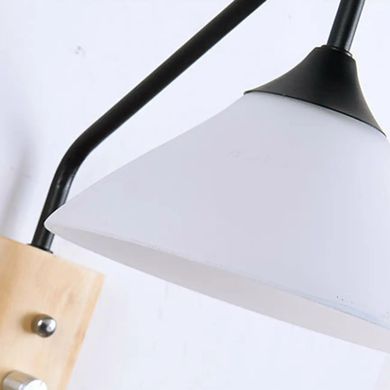 Applique murale moderne en alliage avec abat-jour géométrique pour chambre à coucher