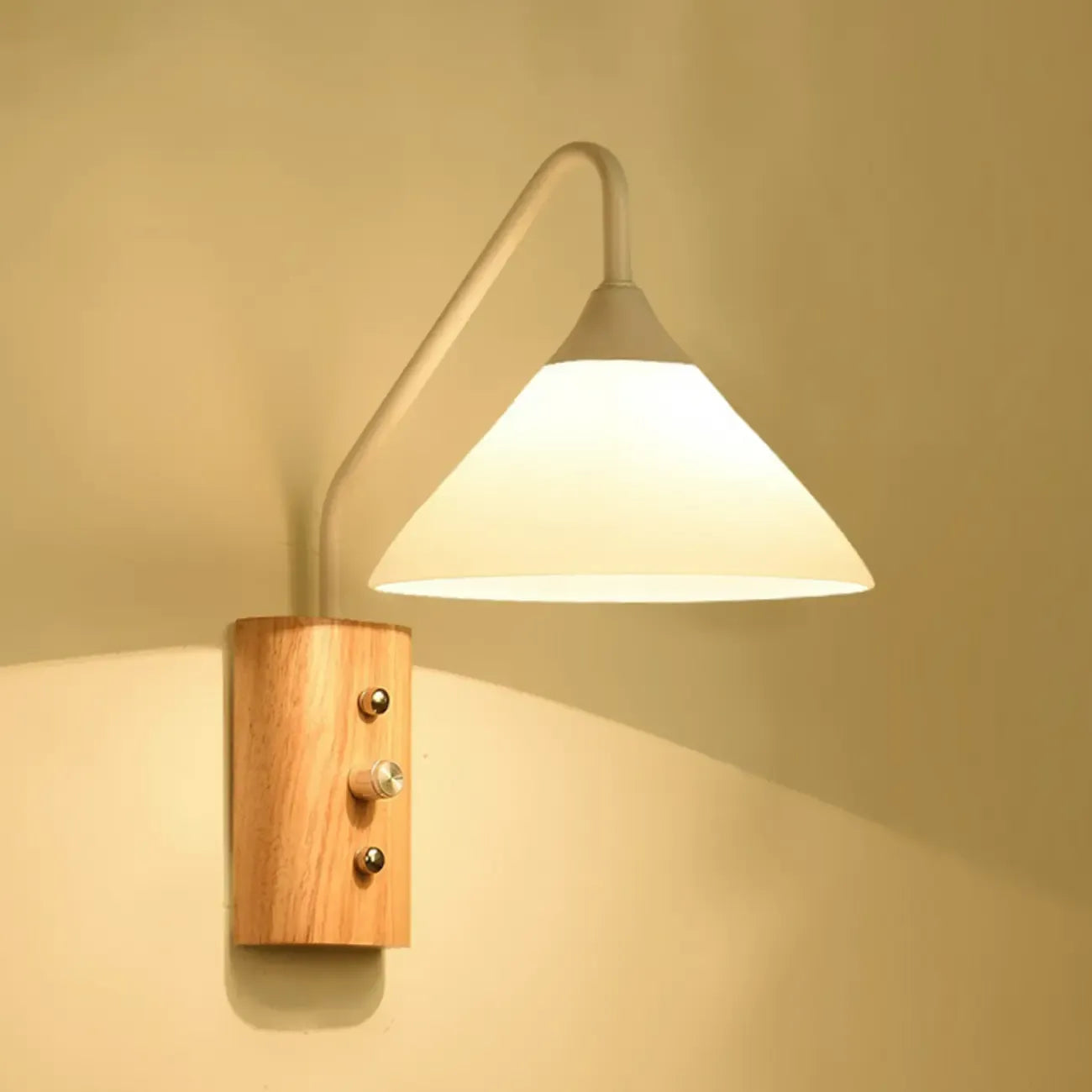 Applique murale moderne en alliage avec abat-jour géométrique pour chambre à coucher