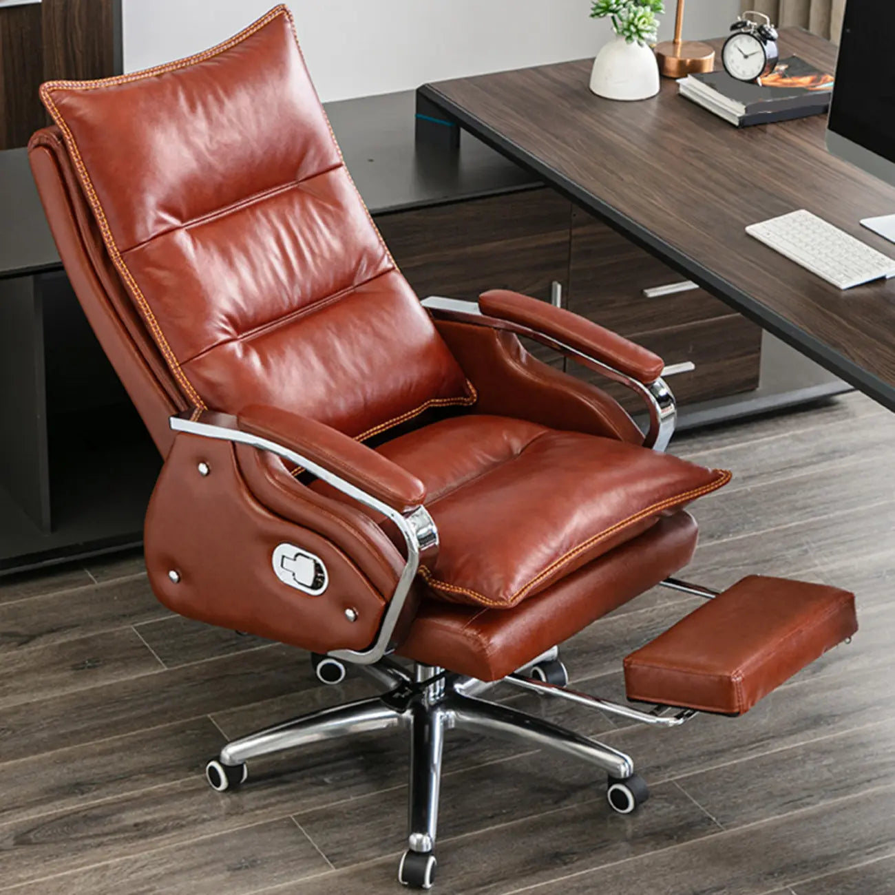 Fauteuil de bureau inclinable en cuir brun rougeâtre de direction