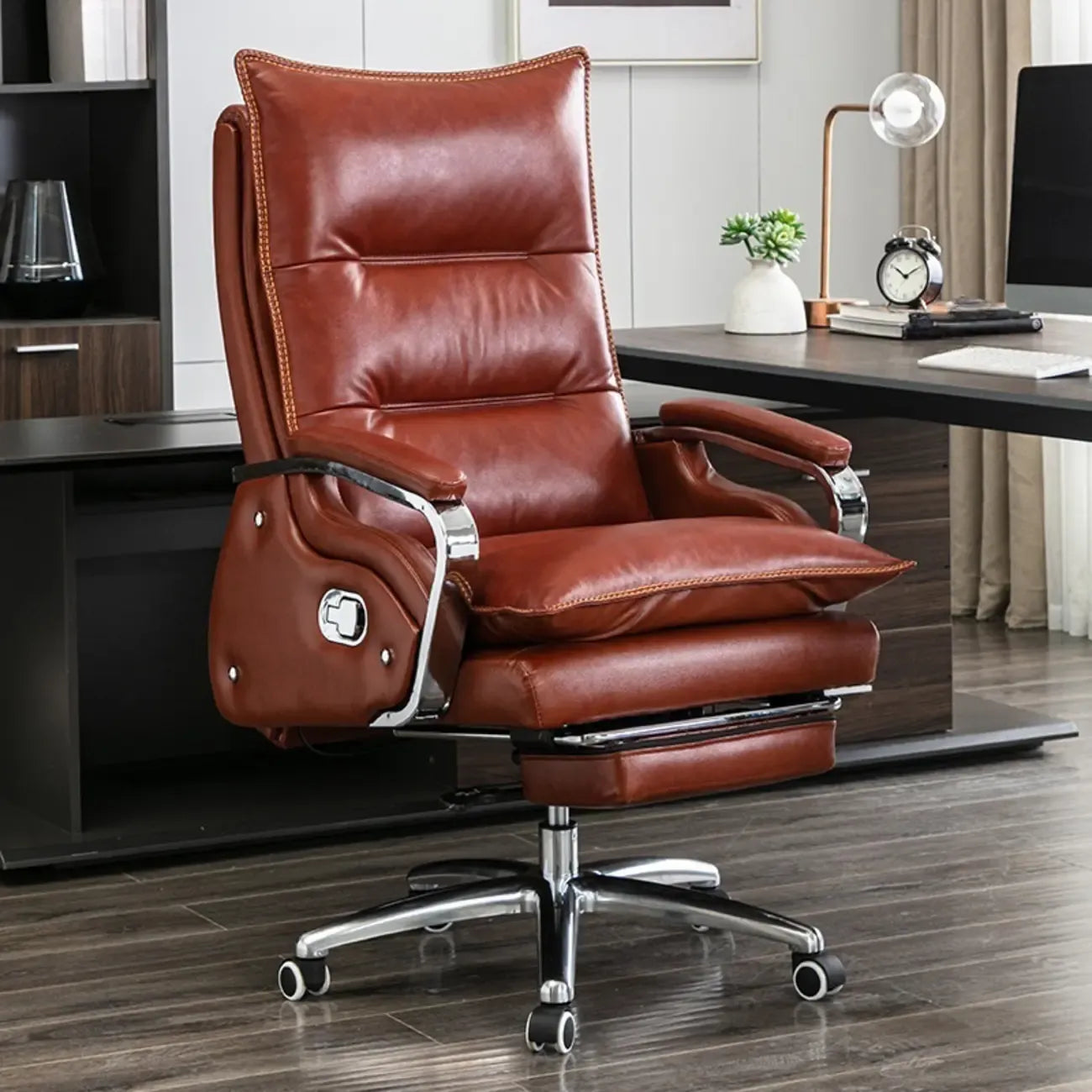Fauteuil de bureau inclinable en cuir brun rougeâtre de direction