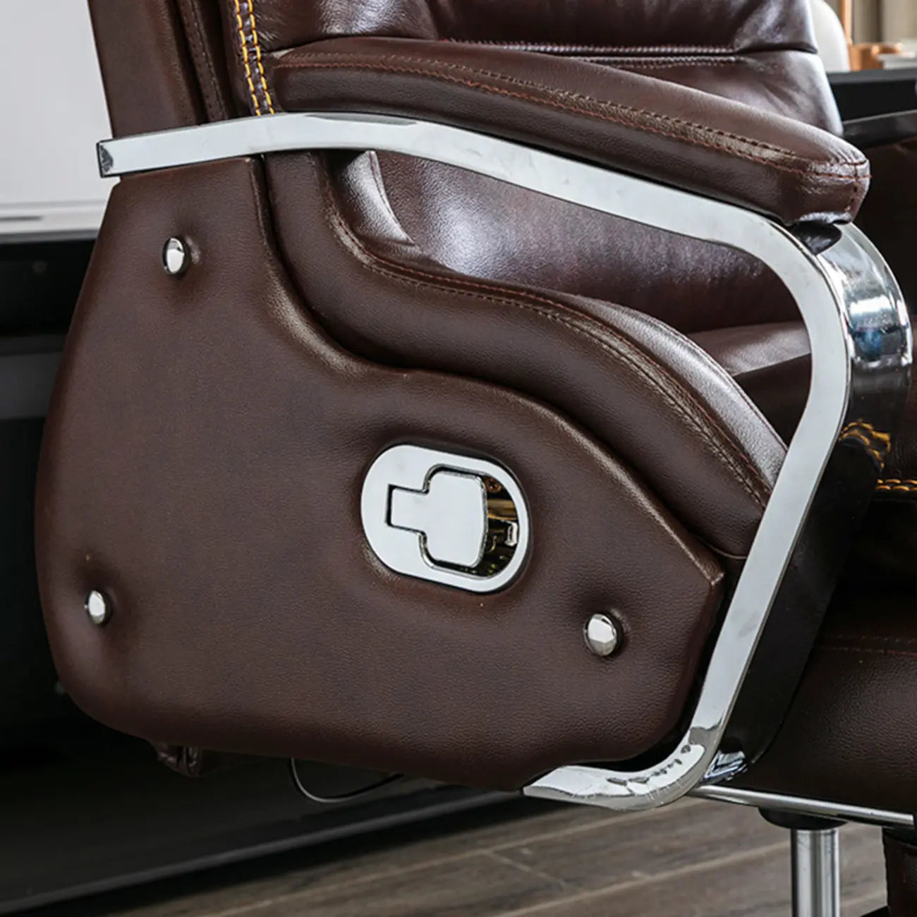 Fauteuil de bureau inclinable en cuir brun rougeâtre de direction