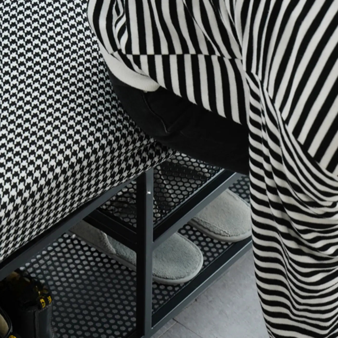 Banc d'entrée en métal avec rangement à chaussures et assise rembourrée