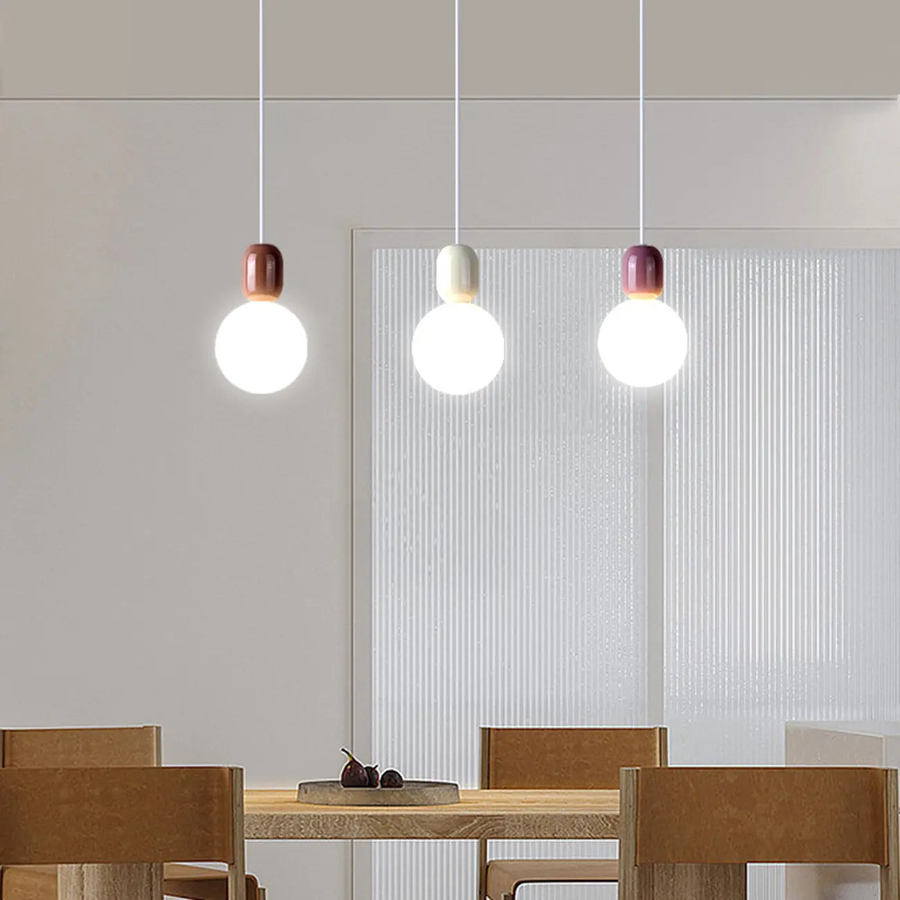 Suspension moderne en métal blanc et plastique avec globe lumineux