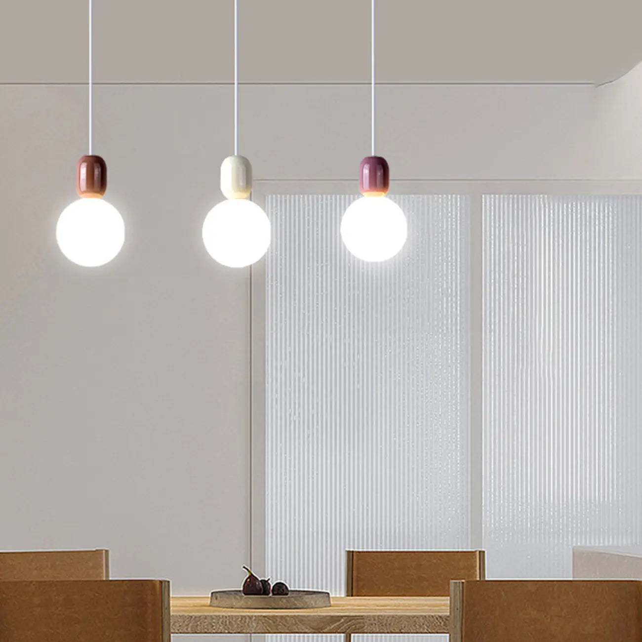 Suspension moderne en métal blanc et plastique avec globe lumineux