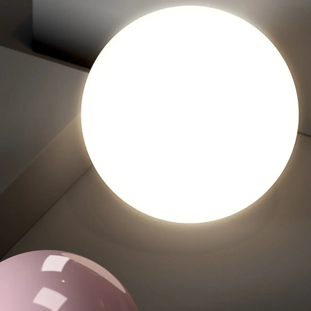 Suspension moderne en métal blanc et plastique avec globe lumineux