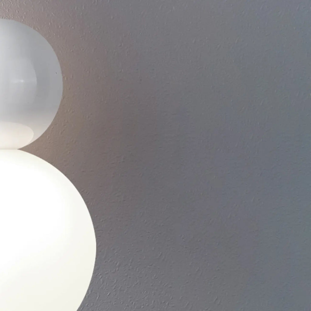 Suspension moderne en métal blanc et plastique avec globe lumineux