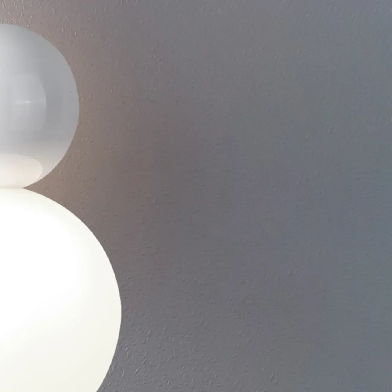 Suspension moderne en métal blanc et plastique avec globe lumineux