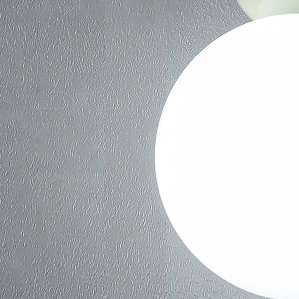 Suspension moderne en métal blanc et plastique avec globe lumineux