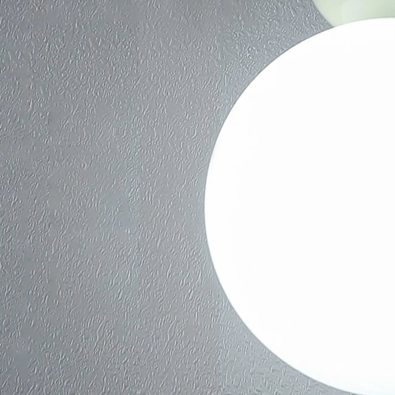 Suspension moderne en métal blanc et plastique avec globe lumineux