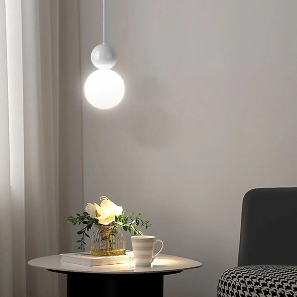 Suspension moderne en métal blanc et plastique avec globe lumineux