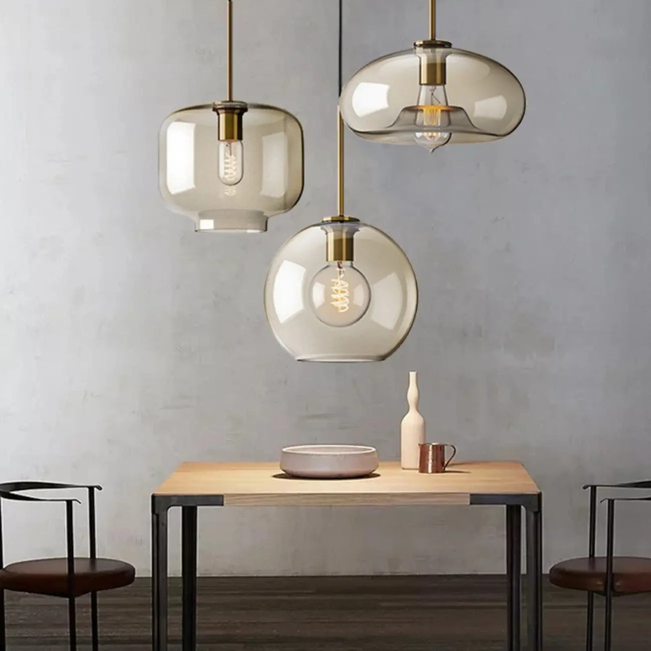 Suspension globe cognac en verre et métal, style minimaliste