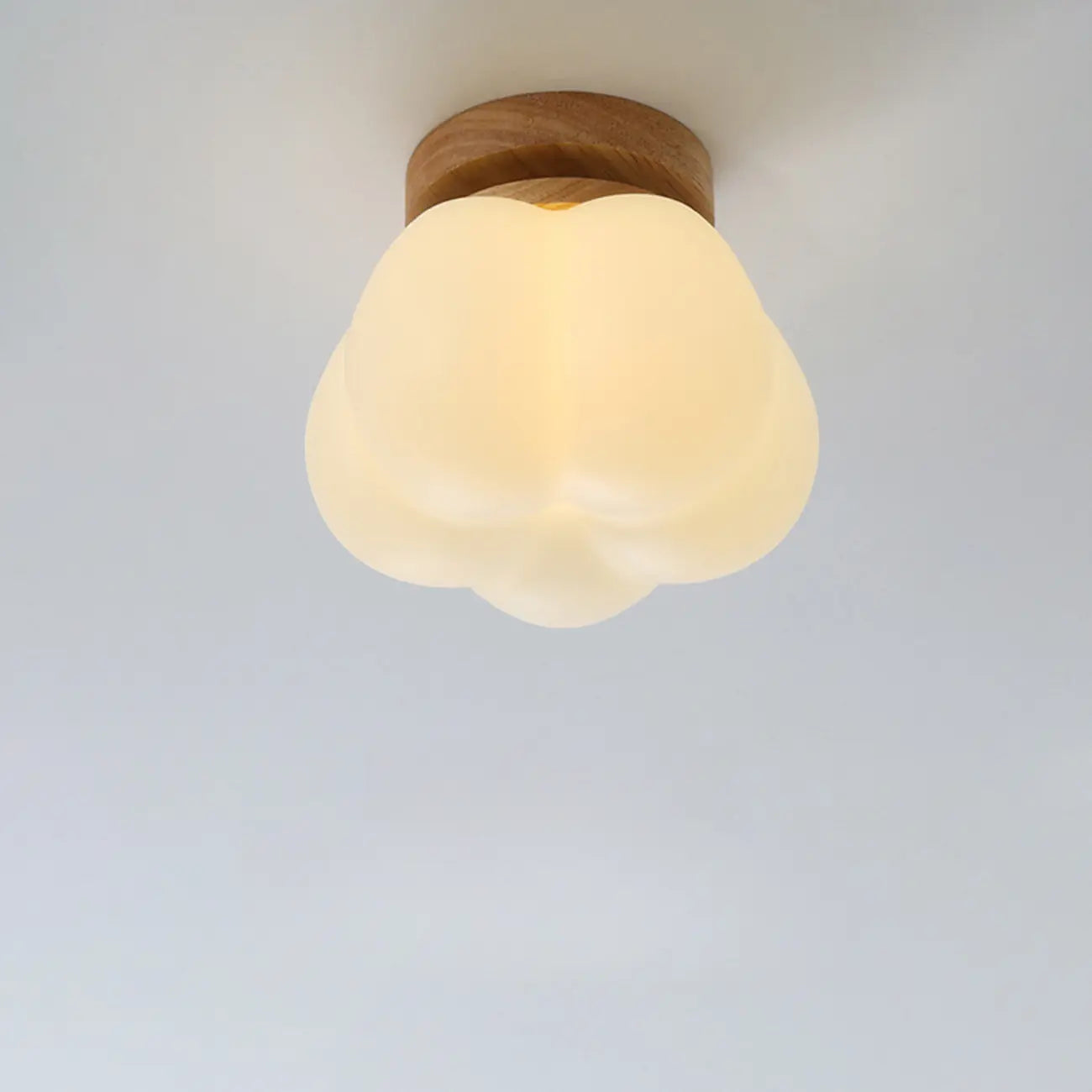 Plafonnier semi-encastré moderne en résine blanche, petit format, imitation pétales de bois.