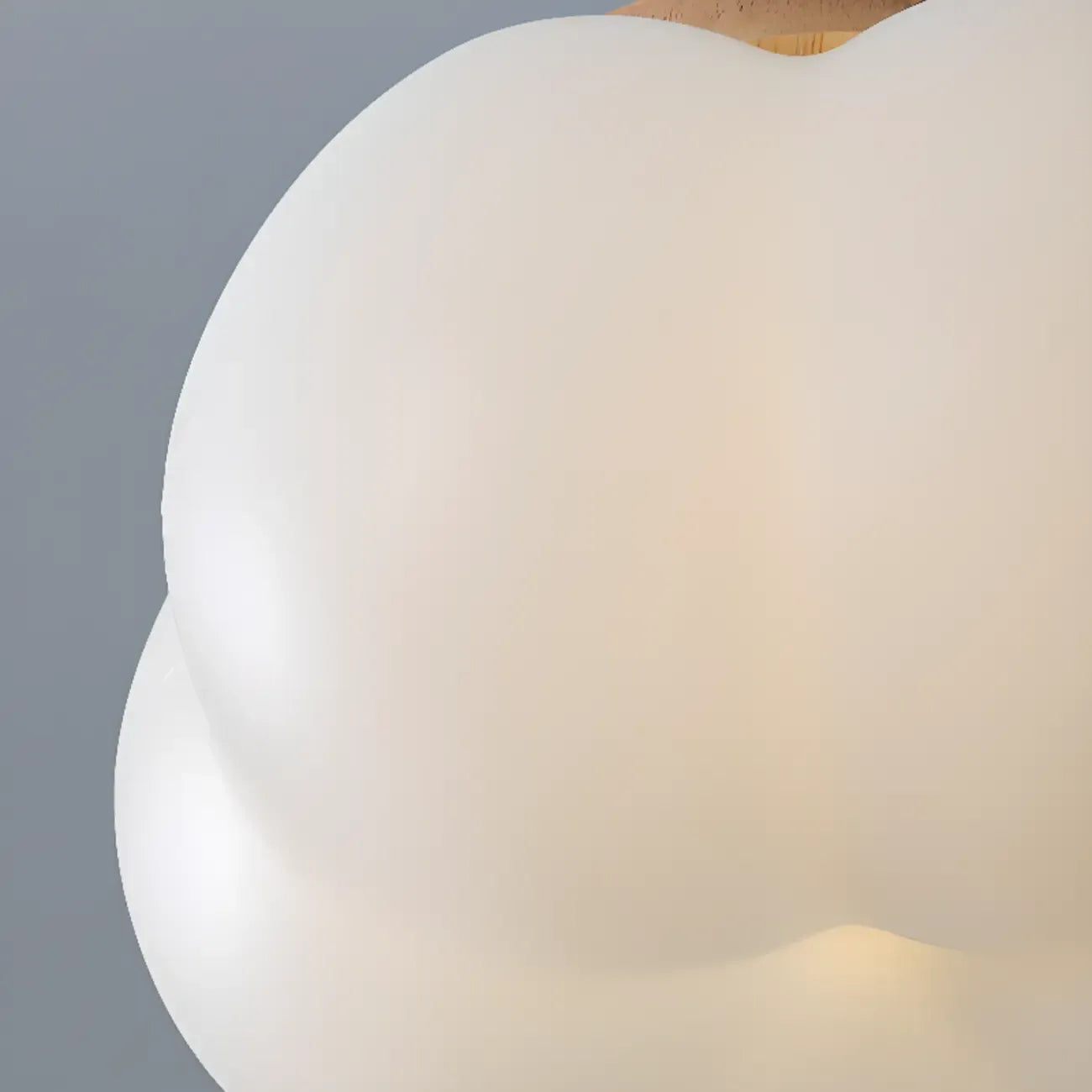 Plafonnier semi-encastré moderne en résine blanche, petit format, imitation pétales de bois.