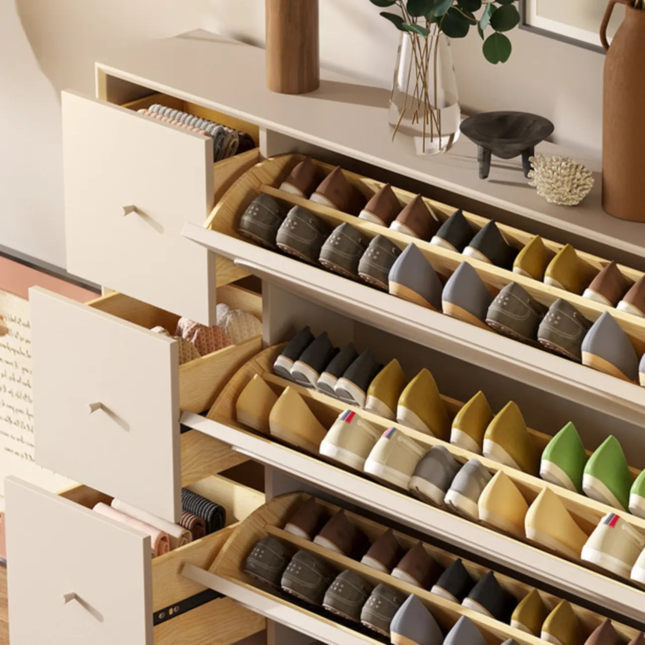 Meuble à chaussures en bois crème avec façade rabattable et 3 tiroirs