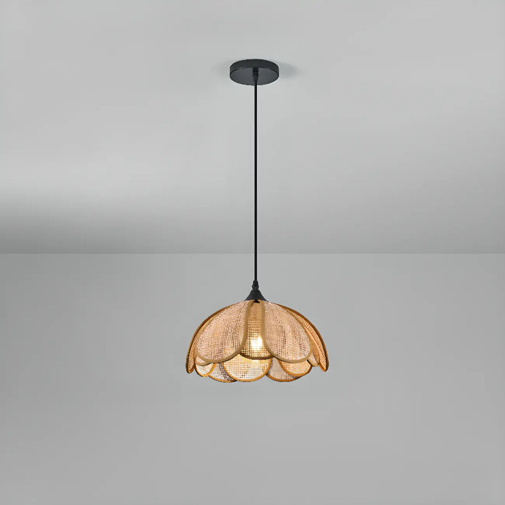Suspension rustique en rotin à motif floral en forme de dôme