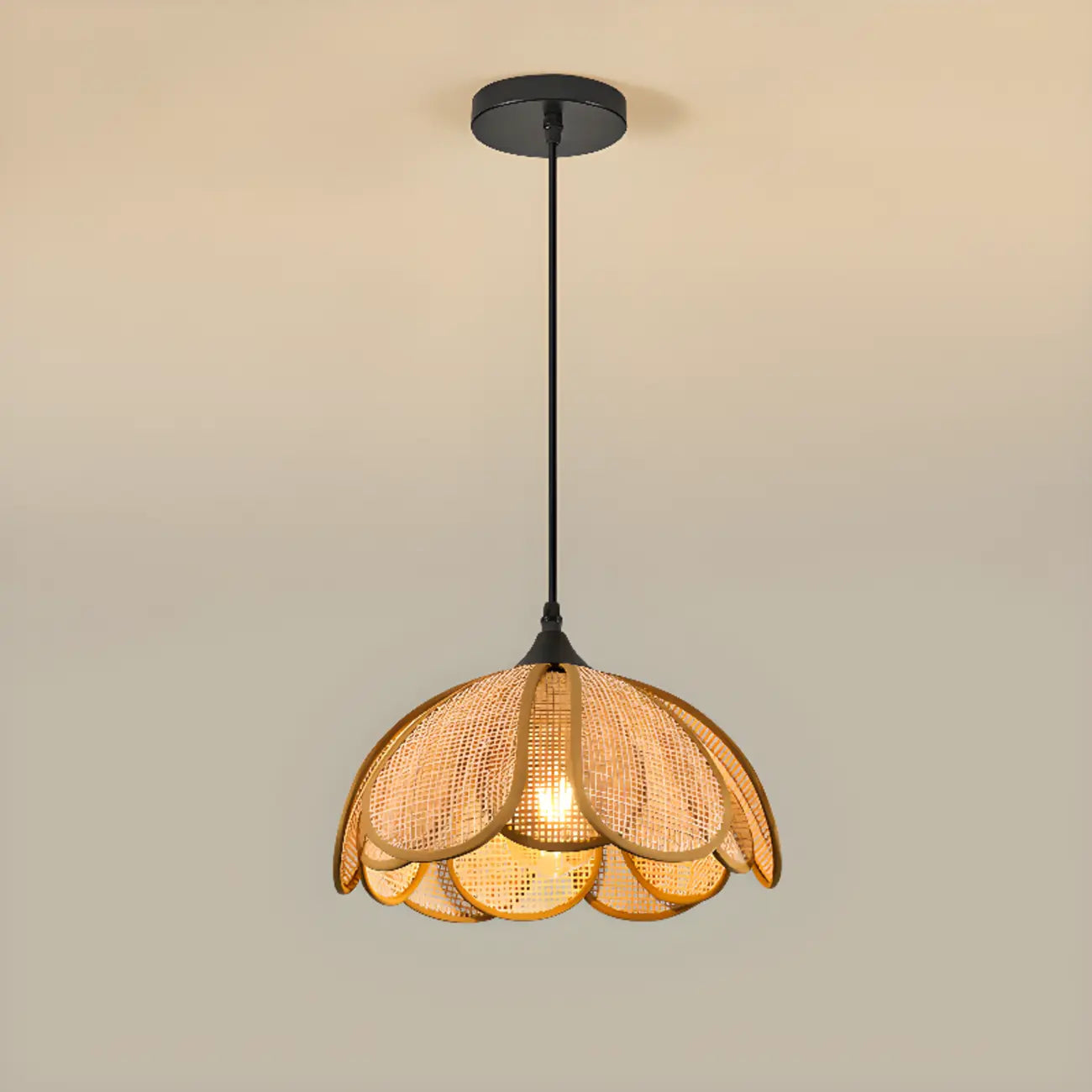 Suspension rustique en rotin à motif floral en forme de dôme