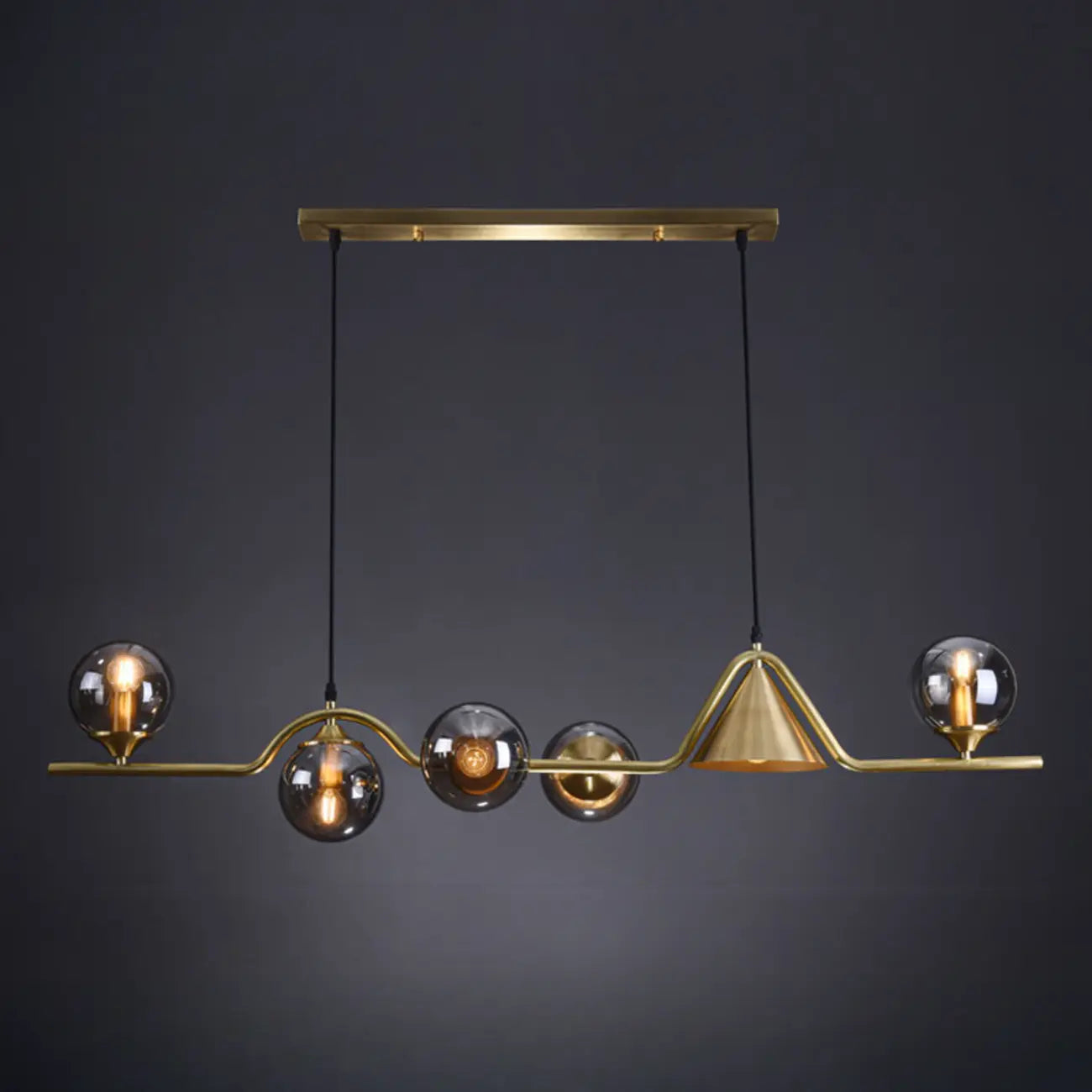 Salle à manger moderne avec suspension LED en laiton et verre pour îlot central