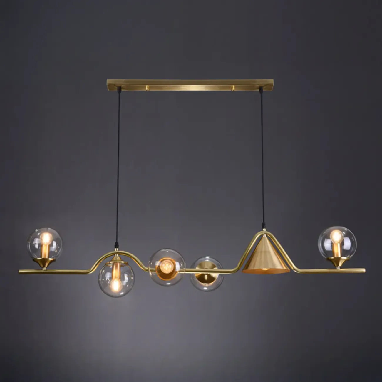 Salle à manger moderne avec suspension LED en laiton et verre pour îlot central