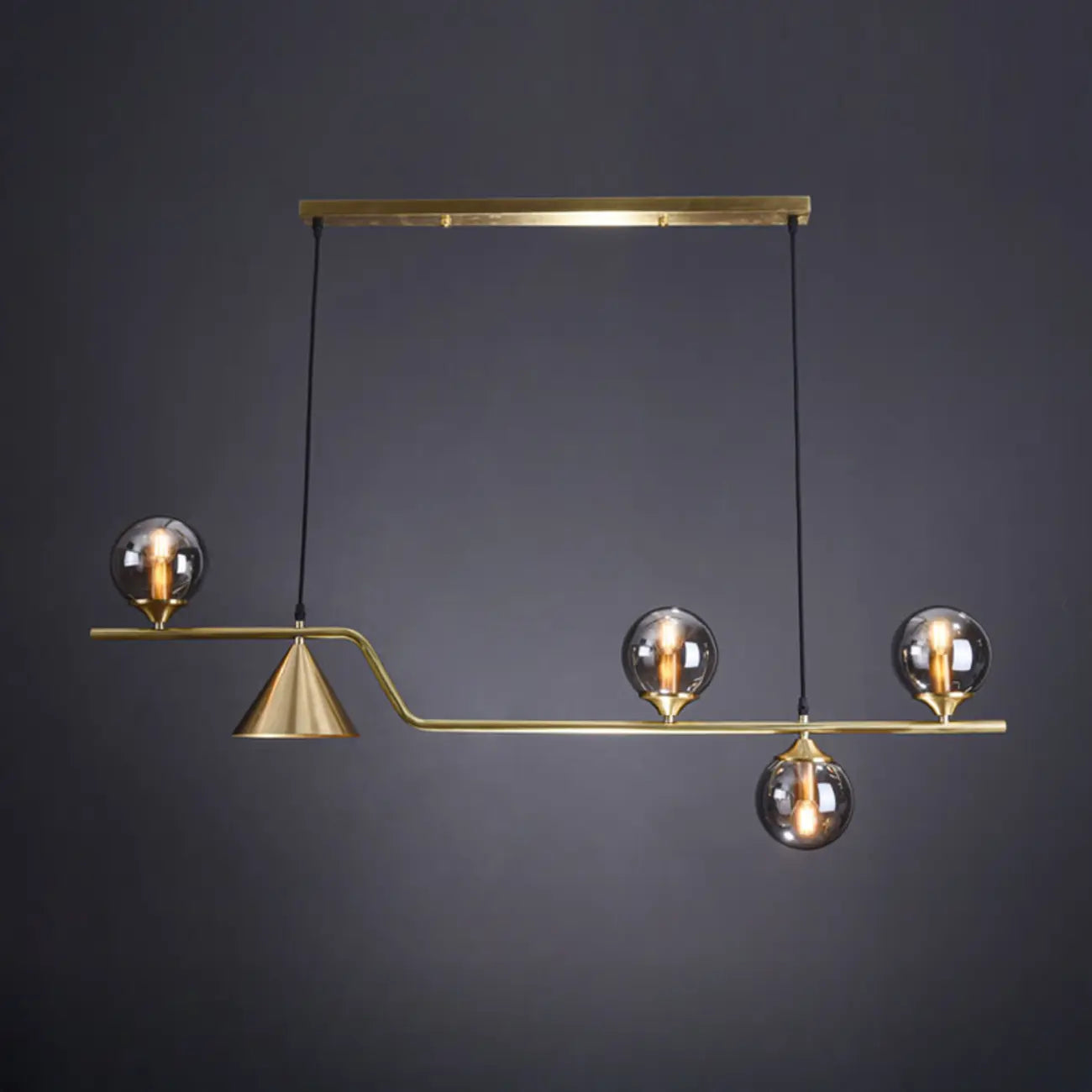 Salle à manger moderne avec suspension LED en laiton et verre pour îlot central