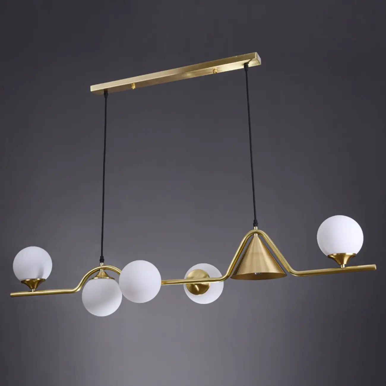 Salle à manger moderne avec suspension LED en laiton et verre pour îlot central