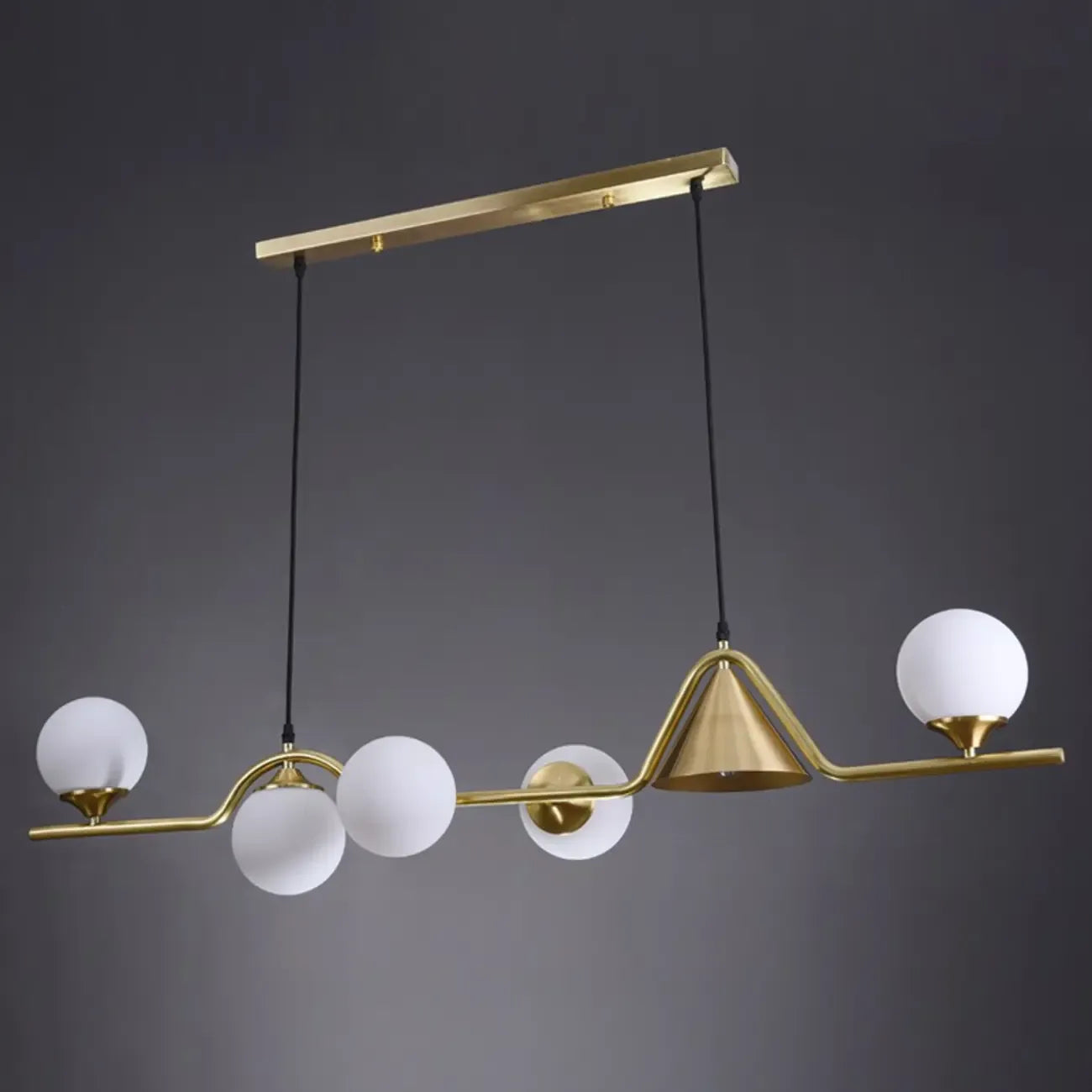 Salle à manger moderne avec suspension LED en laiton et verre pour îlot central