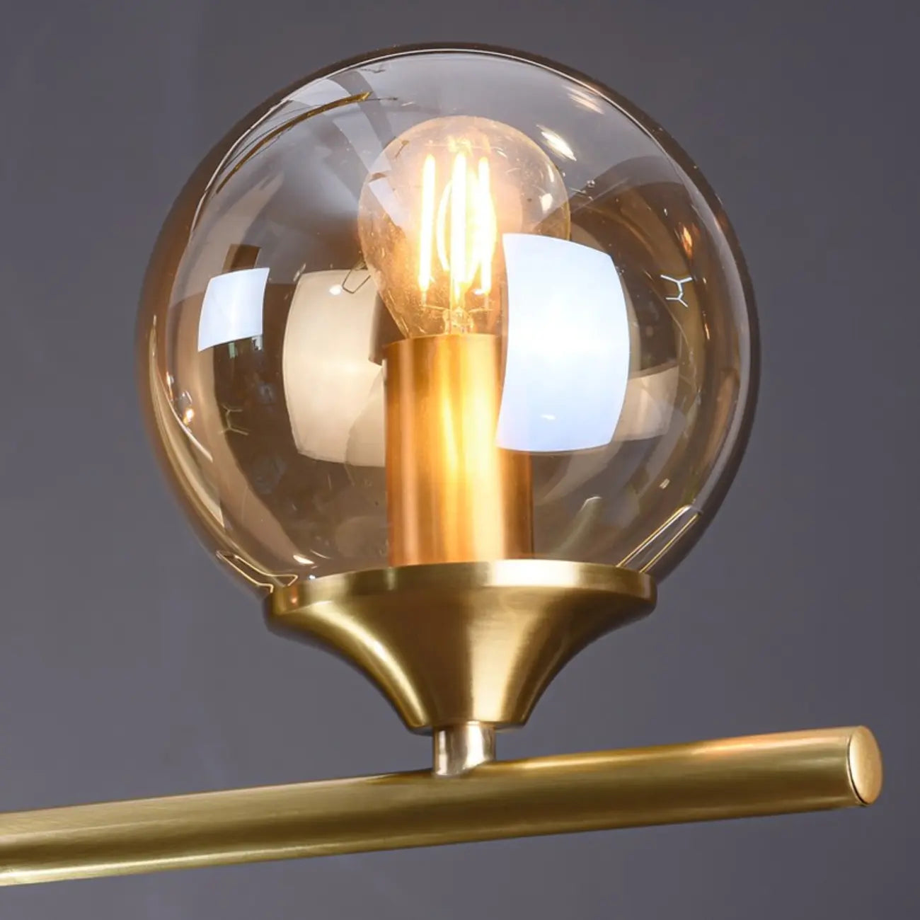 Salle à manger moderne avec suspension LED en laiton et verre pour îlot central