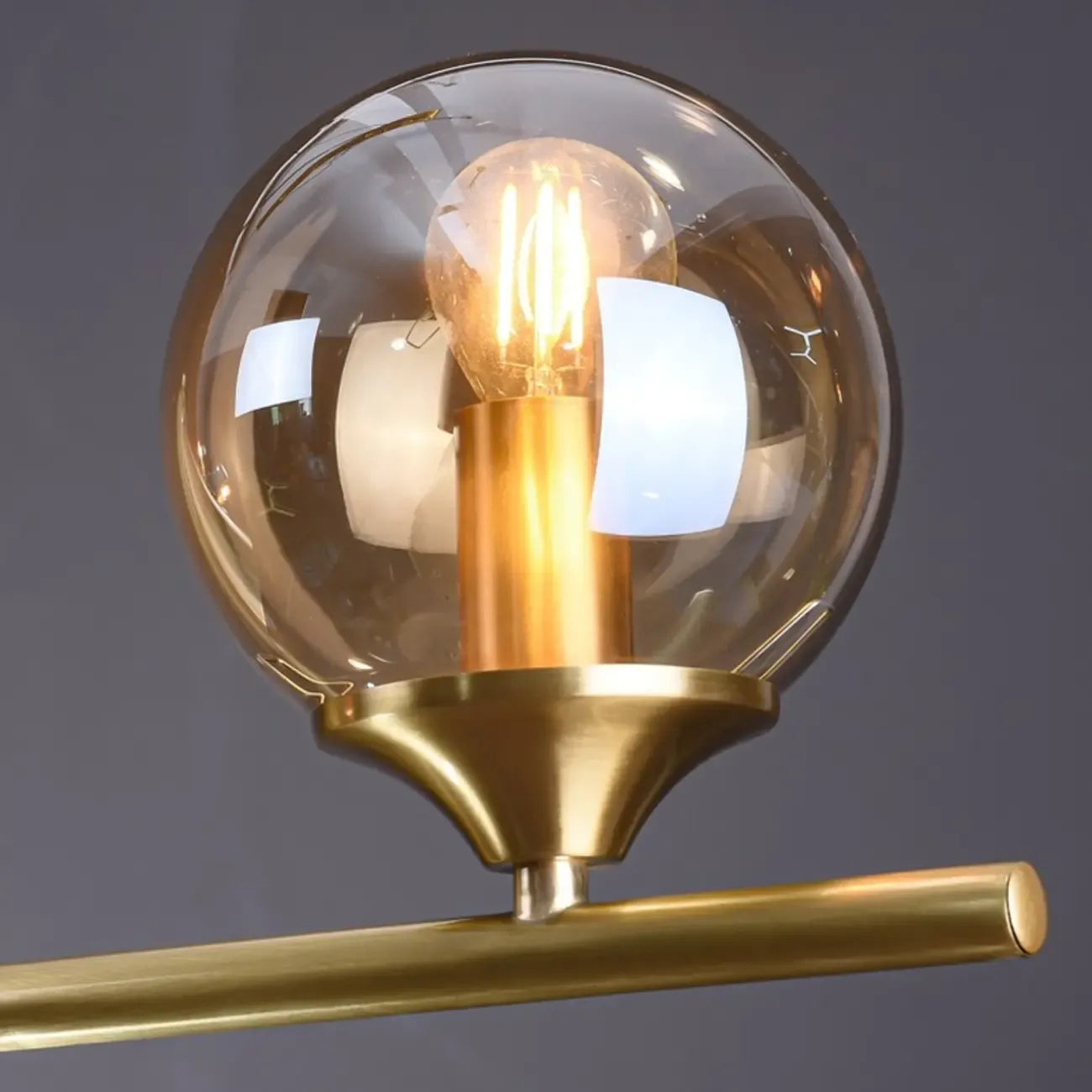 Salle à manger moderne avec suspension LED en laiton et verre pour îlot central