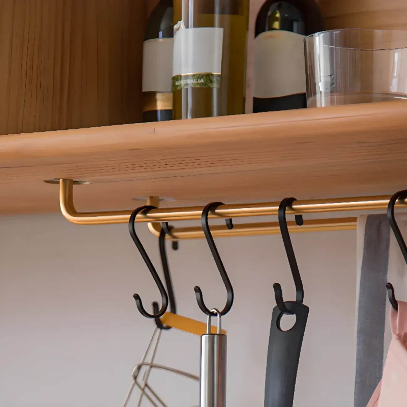 Buffet à trois tiroirs et portes coulissantes en bois naturel